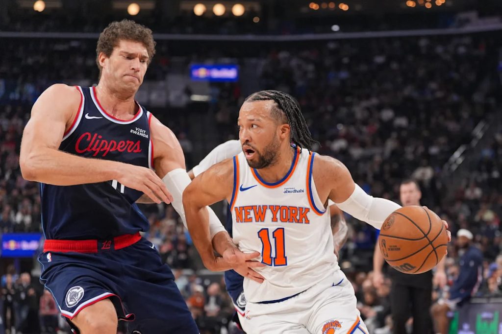 Leonard powers the Clippers past the Knicks to reach .500 for the first time since November