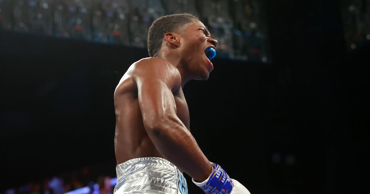 Late fight heroics! Ford rallies to stop Kholmatov in final seconds, takes WBA title