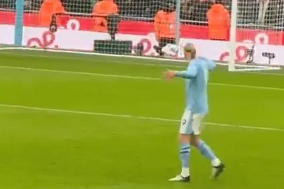 Fan footage captures Erling Haaland doing the Poznan by himself during Manchester derby