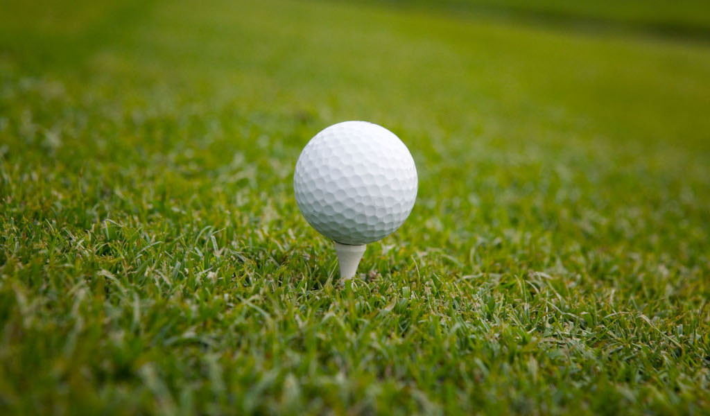 WATCH: Golfer pulls off incredible keepy-uppy golf shot that ends in putt