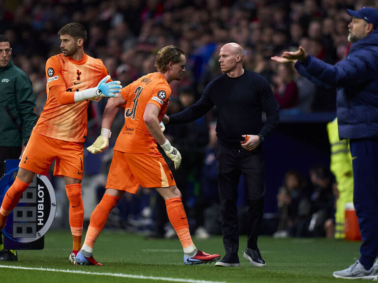 Spurs 'keeper Kinsky subbed in 17th minute after horrific errors vs. Atleti