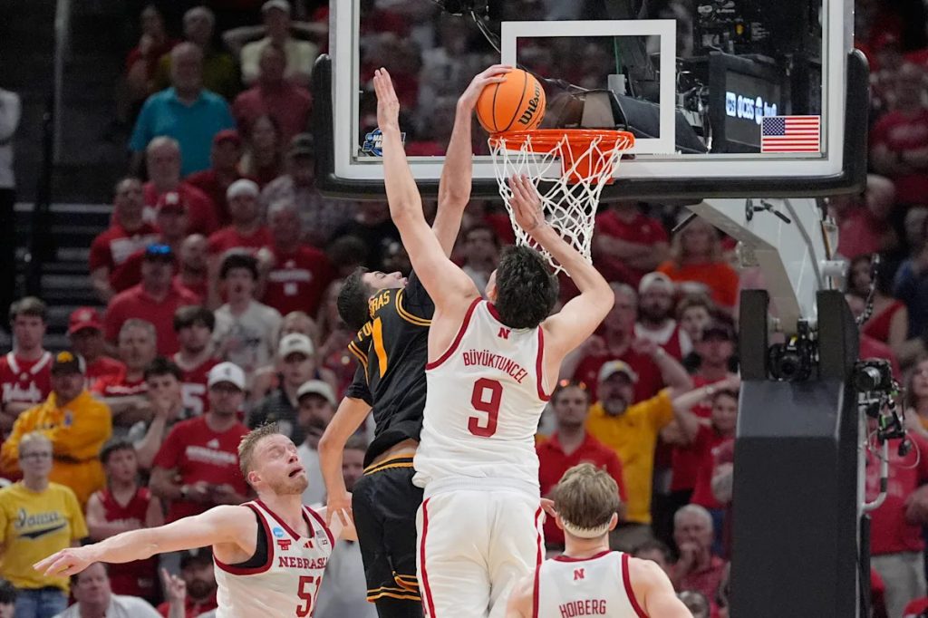 Nebraska's Fred Hoiberg takes blame for having 4 players on floor, leading to critical Iowa bucket Nebraska's Fred Hoiberg takes blame for having 4 players on floor, leading to critical Iowa bucket