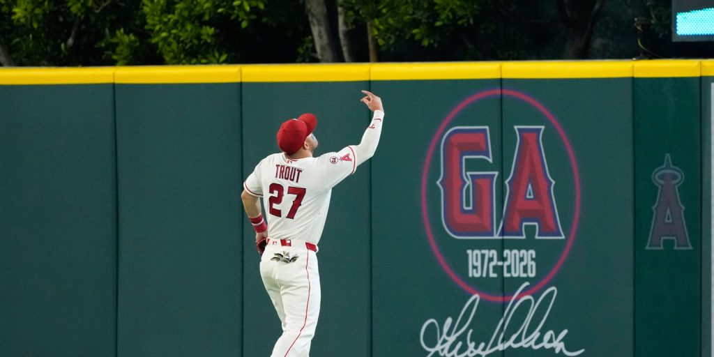 Angels honor legend Garret Anderson with tribute, patches and a big win