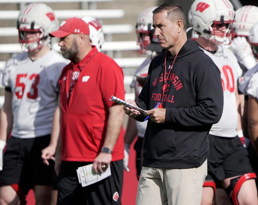 Three-star defensive lineman David Hill commits to Wisconsin