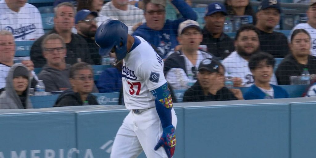 Surging Hernández exits with left hamstring strain vs. Rockies