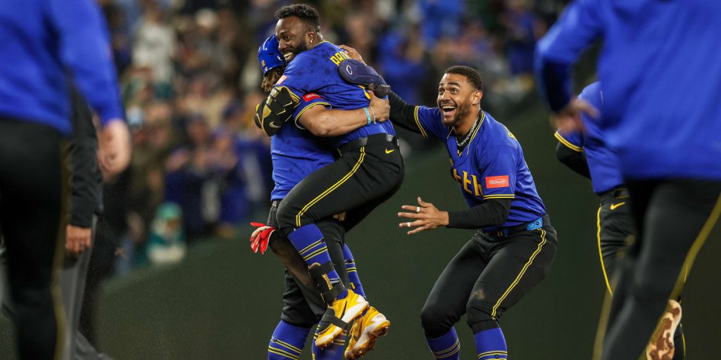 Mariners walk tightrope, then walk it off to climb back to .500