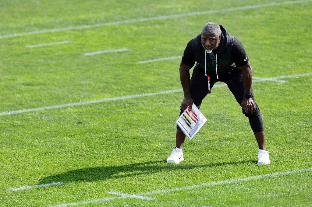 Aaron Glenn’s hands-on approach has Jets defense excited to ramp things up Aaron Glenn’s hands-on approach has Jets defense excited to ramp things up