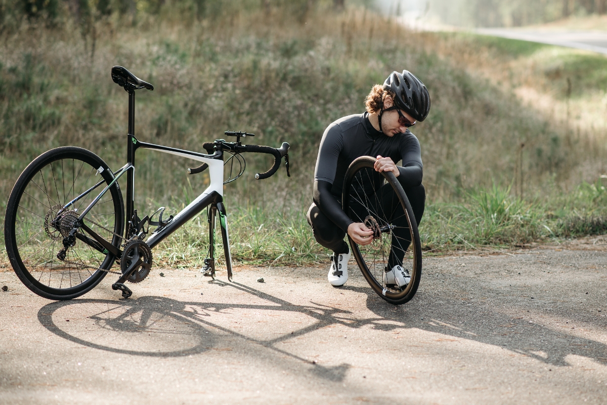 8 Things Every Cyclist Should Have in Their EDC (Everyday Carry) 8 Things Every Cyclist Should Have in Their EDC (Everyday Carry)