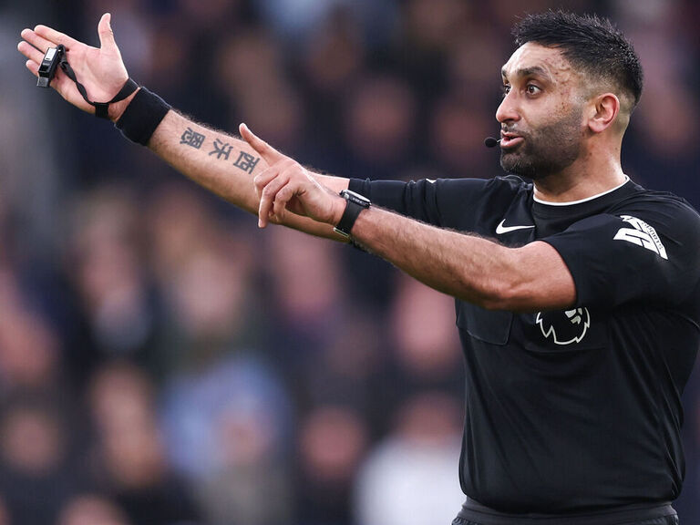 Referee makes history as Luton snatch 96th-minute equalizer vs. Palace
