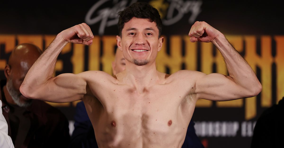 Onslaught! Zepeda overwhelms Hughes for TKO-4: Highlights