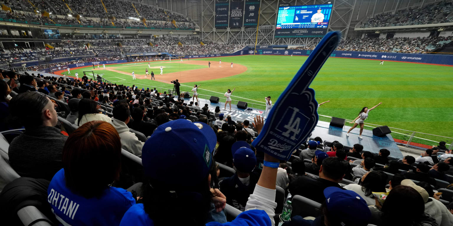 Going to game in Korea isn't complete without cheer squads, players' songs