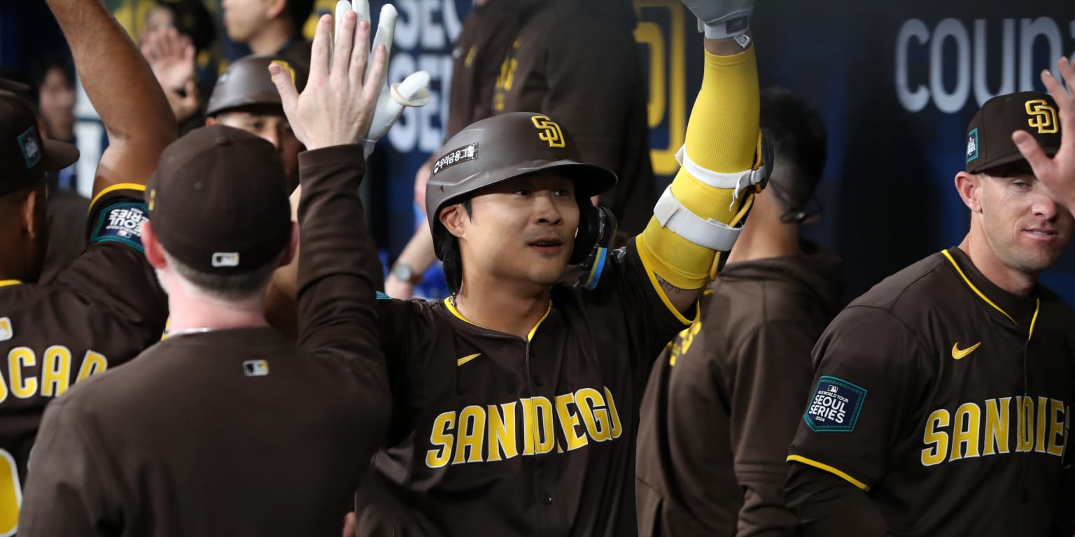 Back where it began, 'Korean King' Kim homers (twice!) in Seoul