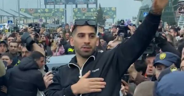 Video: Ilia Topuria swarmed by fans at Georgia homecoming