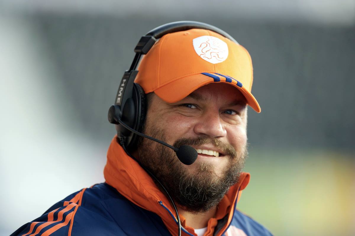 The importante of headphones and communications between coaches in hockey
