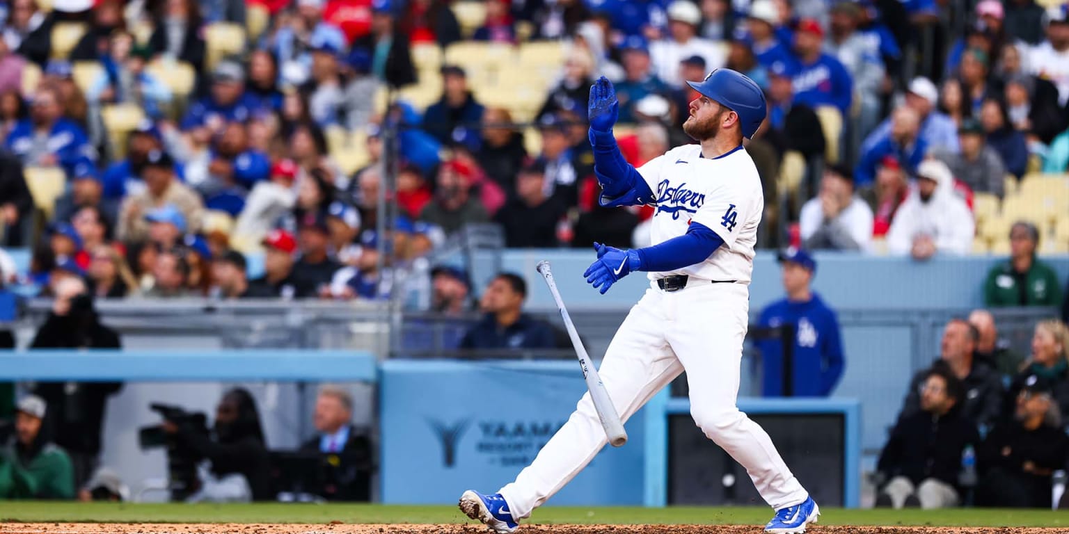 Muncy flips script — and his bat — to power LA's comeback win