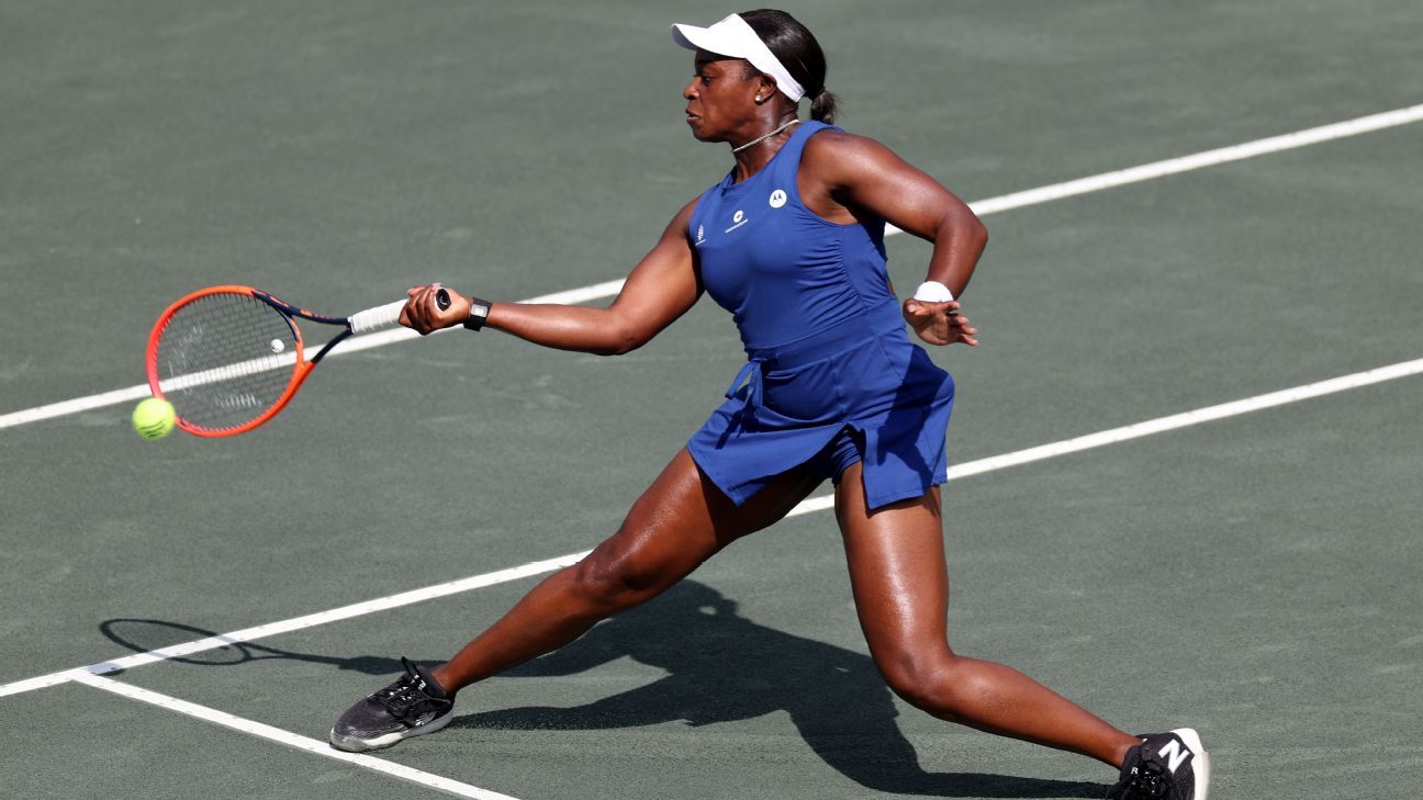 Red-hot Collins, Stephens win Charleston openers