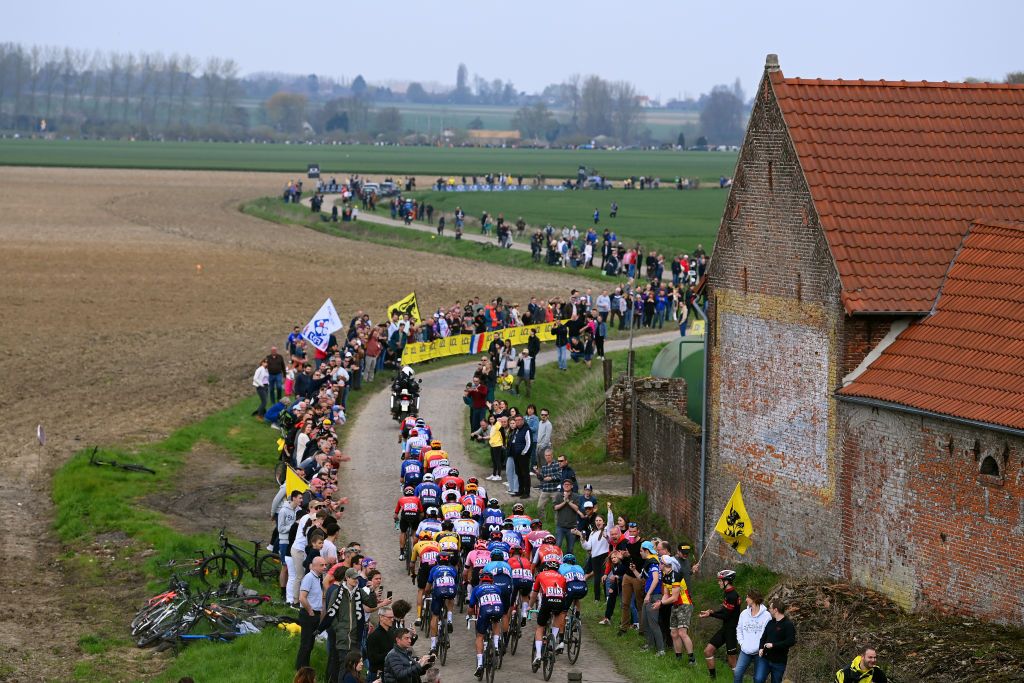 Paris-Roubaix Live – Will Van der Poel dominate again? Paris-Roubaix Live – Will Van der Poel dominate again?