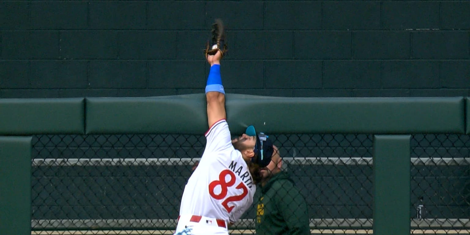 Martin makes unreal HR-robbing catch in statement return to Majors