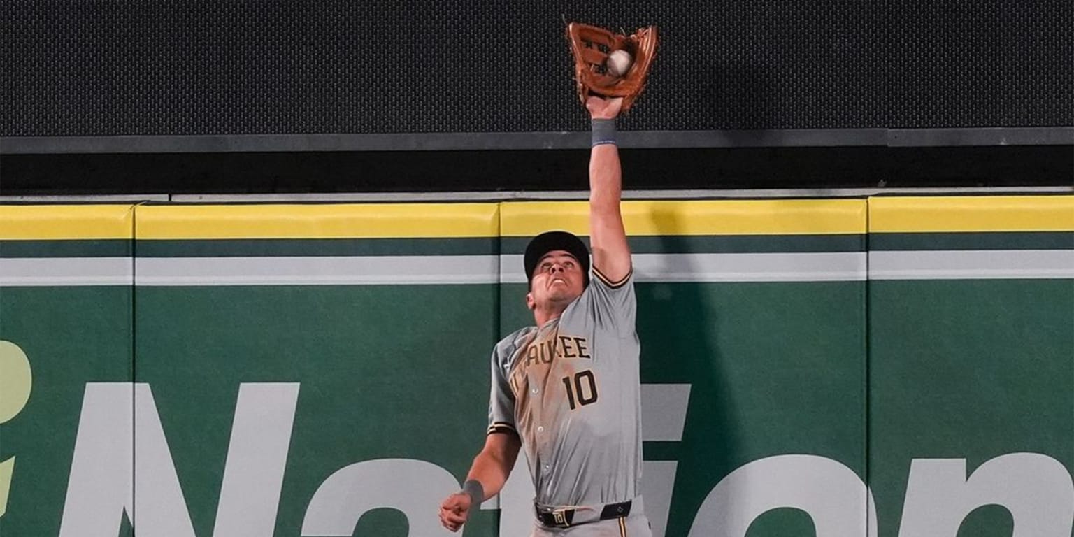 Brewers win when Frelick robs certain game-tying homer Brewers win when Frelick robs certain game-tying homer