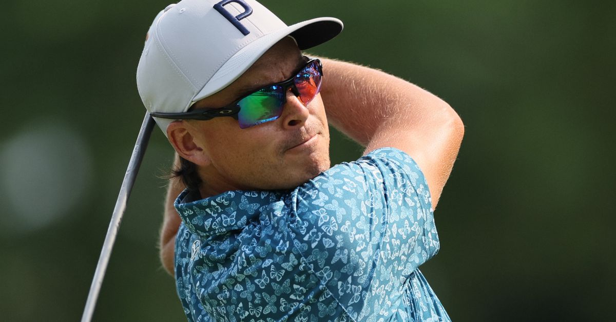 Rickie Fowler overcomes recent struggles to grab early Travelers Championship lead