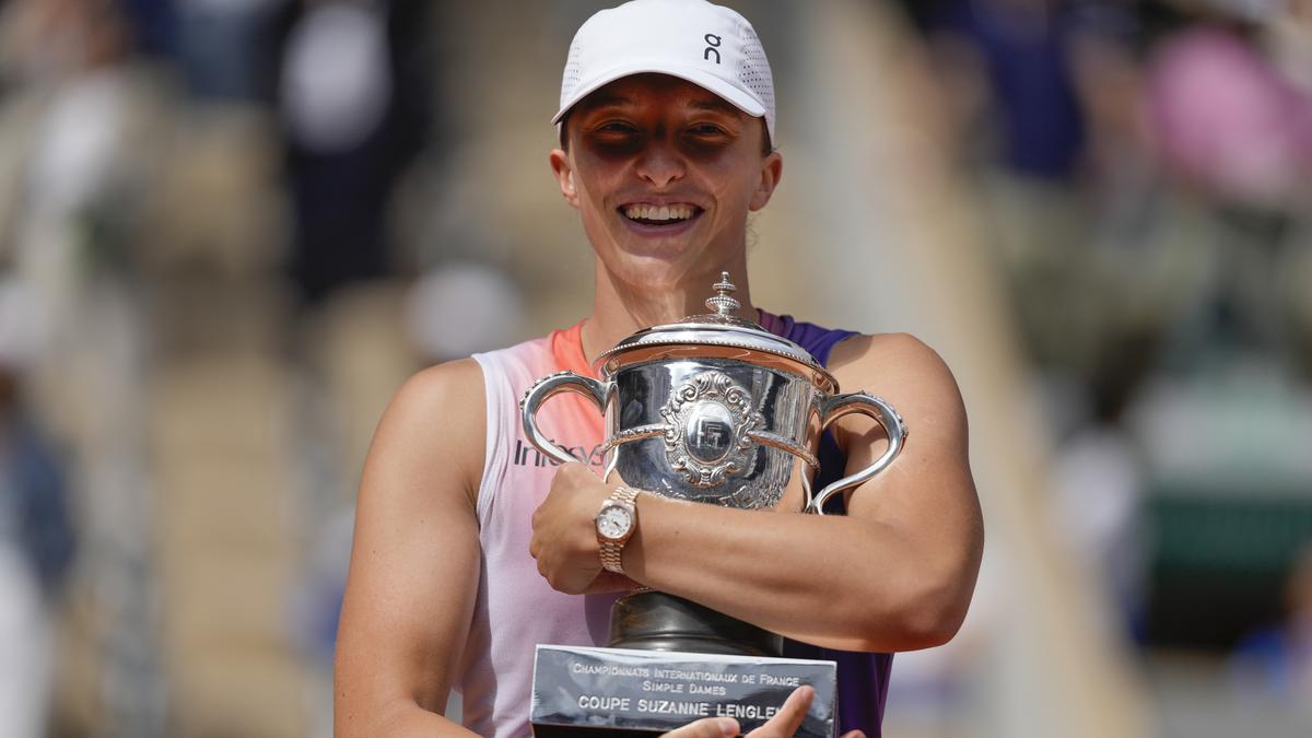 Iga Swiatek wins her third consecutive French Open women's title by defeating Jasmine Paolini