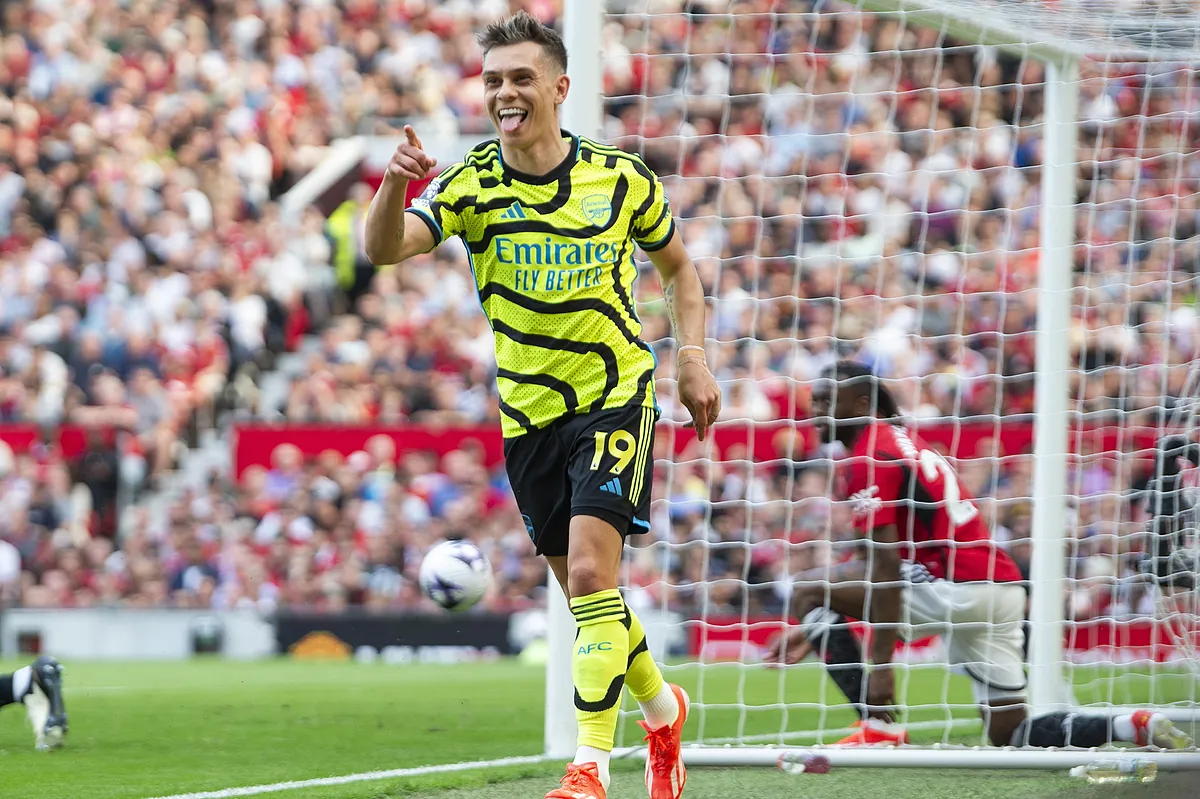 Arsenal take down Manchester United at Old Trafford to keep Premier League race alive