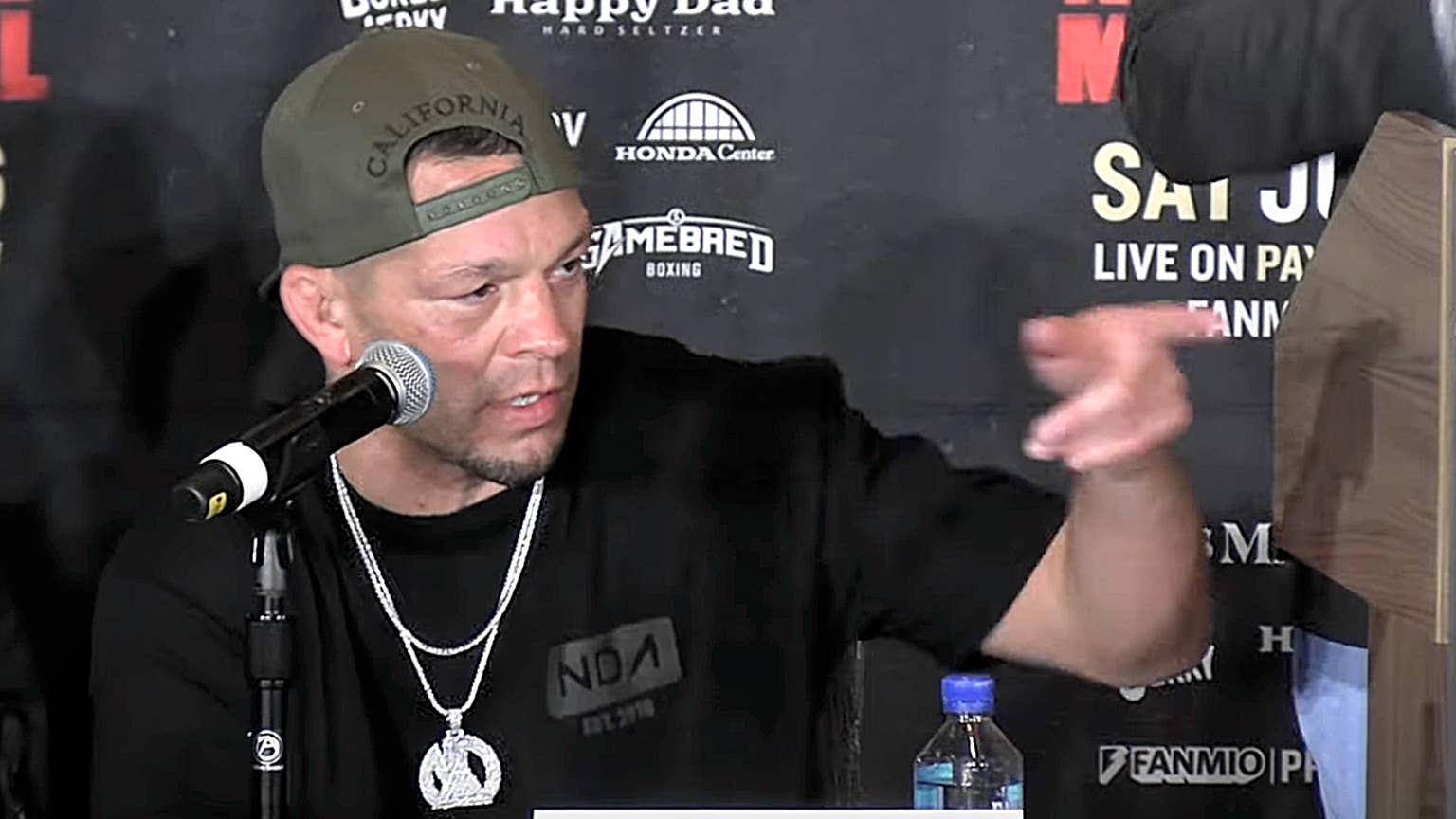 Influencer enrages Nate Diaz, Diaz' crew chases him in the streets | Video