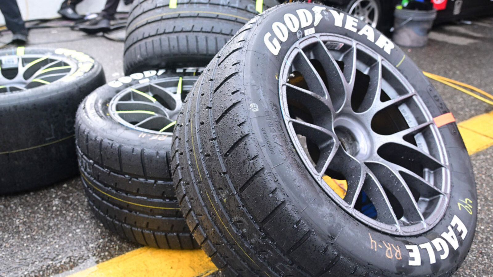 Kevin Harvick points out mistake NASCAR drivers made following Christopher Bell to slick tires at Chicago