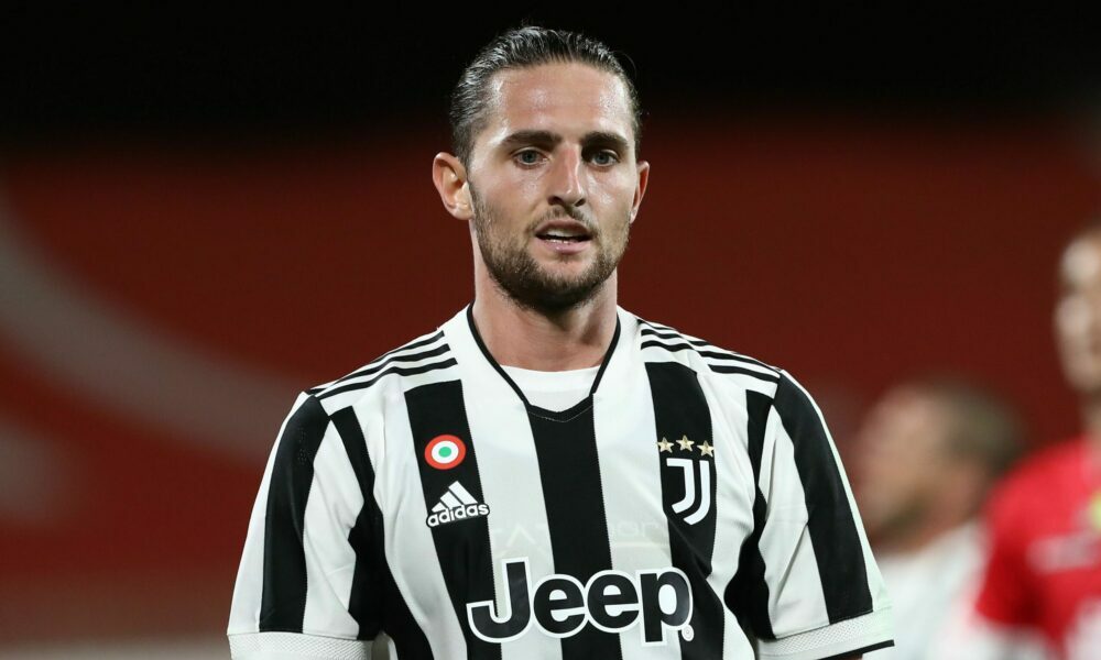 Man Utd & Liverpool both in talks to sign international star on £8m-a-year deal