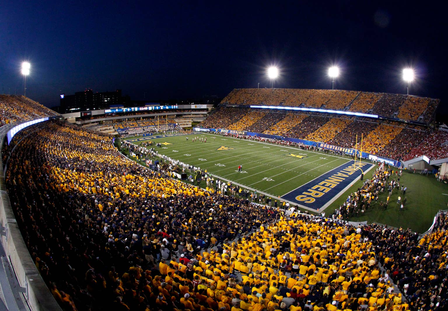 NFL Fans React To Iconic College Football Wide Receiver's Retirement