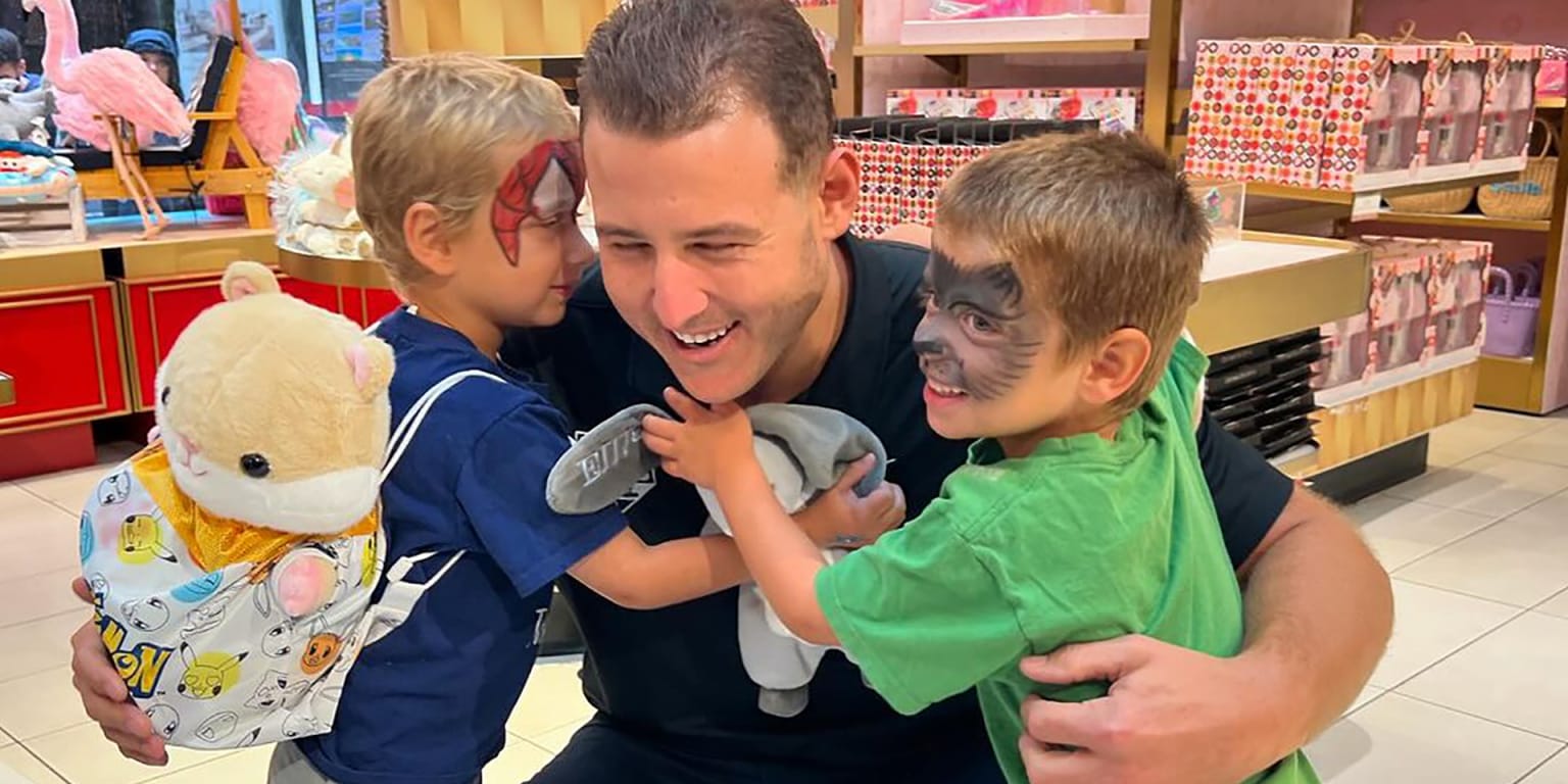 Rizzo gives back for his birthday, hosts kids at FAO Schwarz
