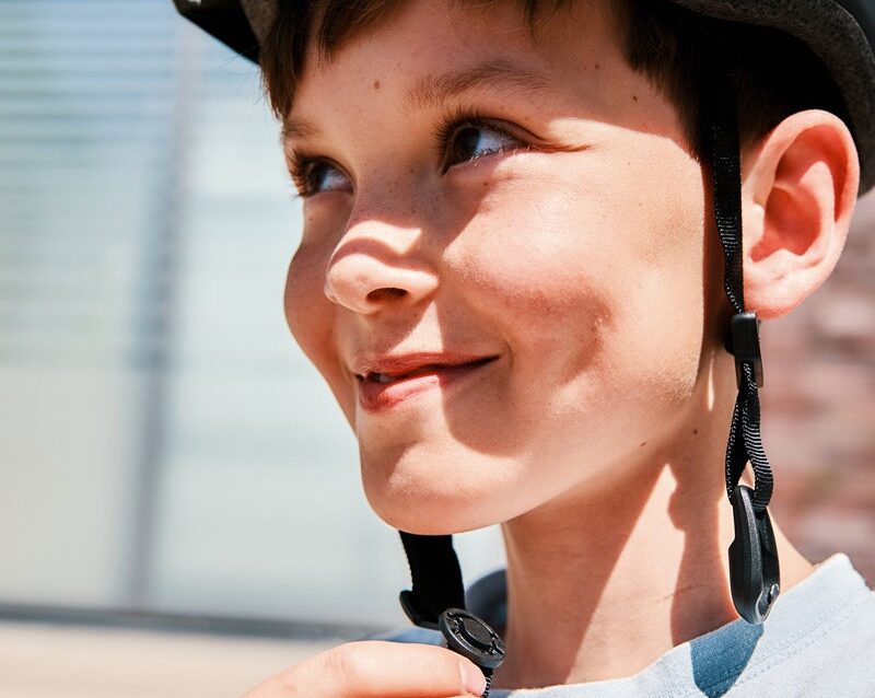 Found: Fidlock Cointrap Buckle Is a Lighter, One Handed Magnetic Closure