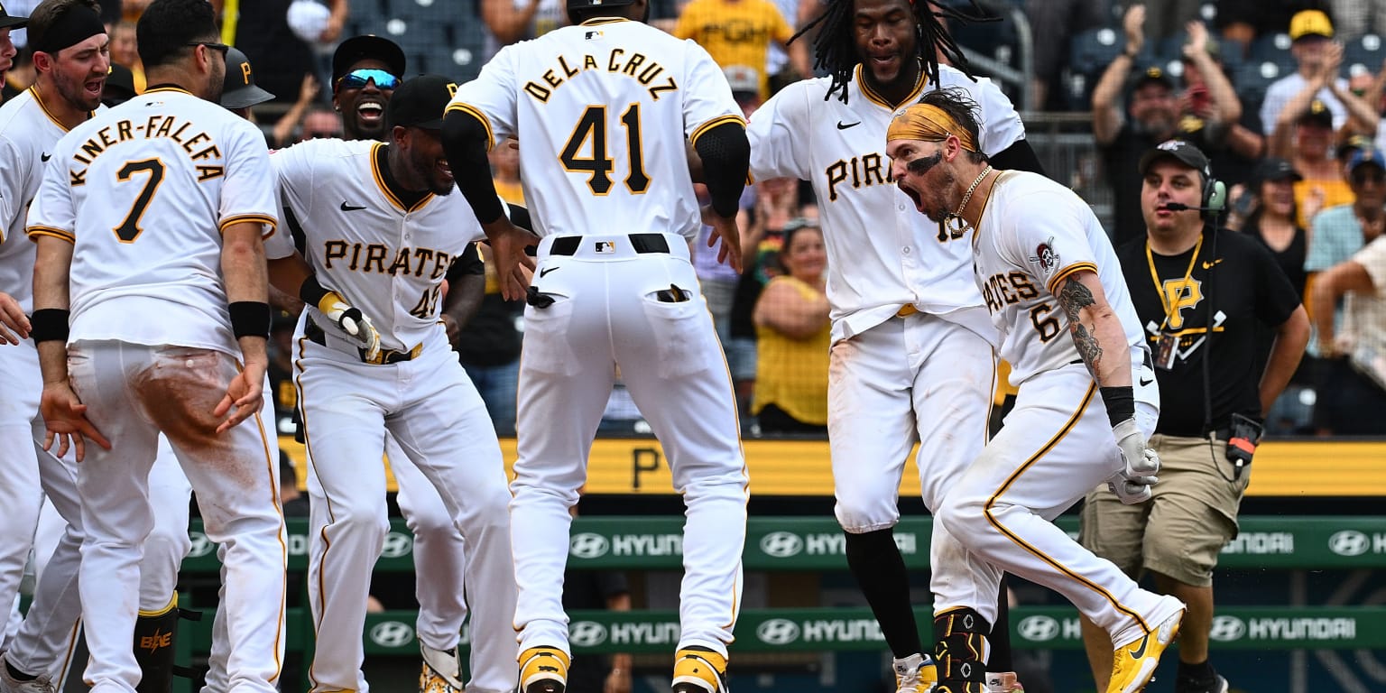 Grandal delivers! Yas hits walk-off HR as Bucs secure series