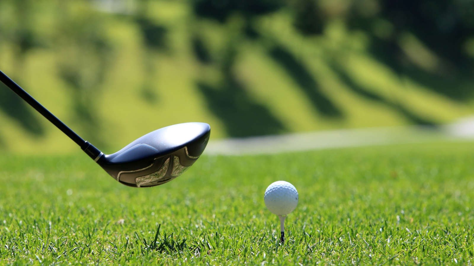 WATCH: Bride wins a closest to the pin competition in her wedding dress