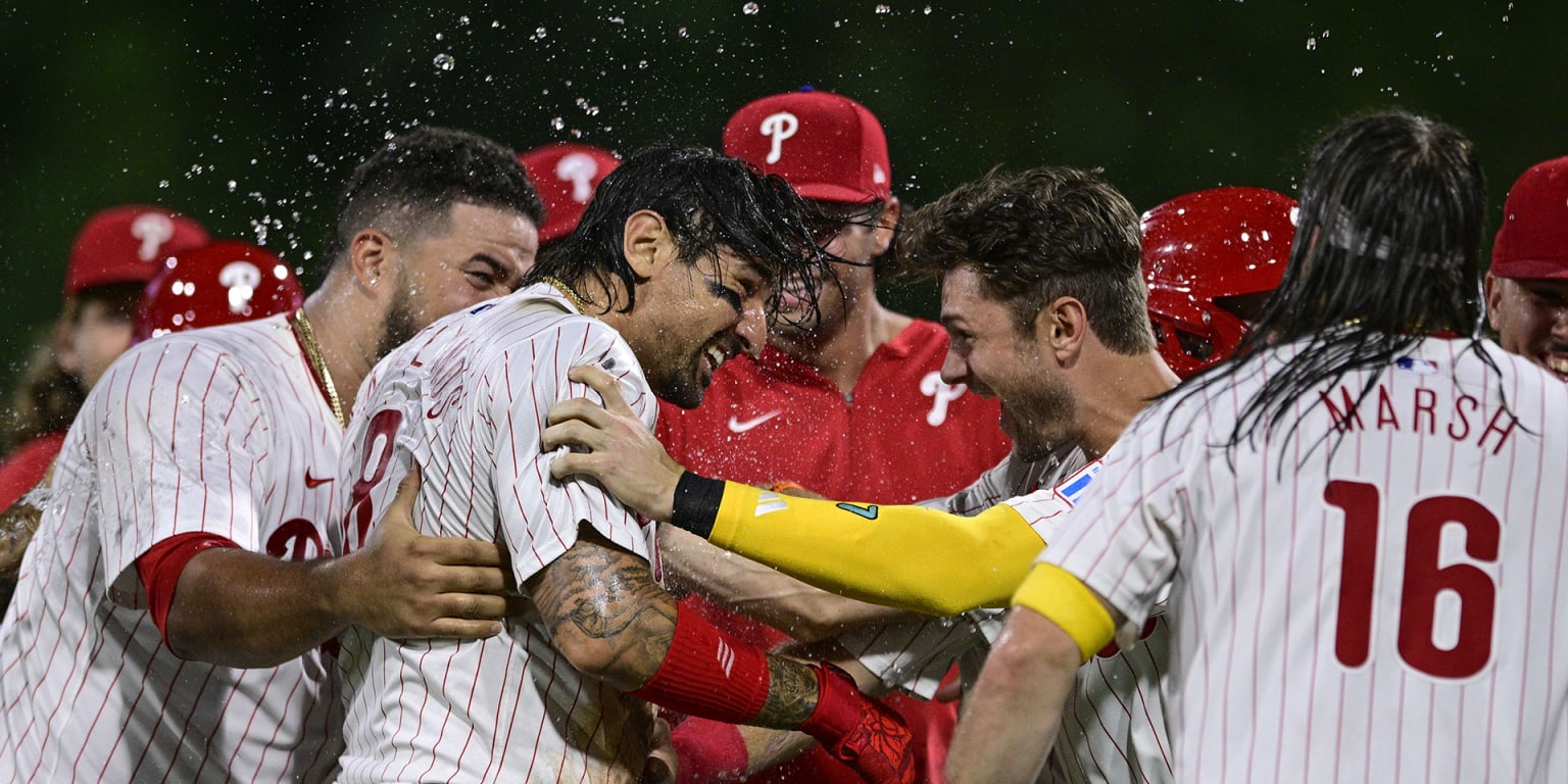 Castellanos' walk-off vs. Braves gives Phils an early taste of October