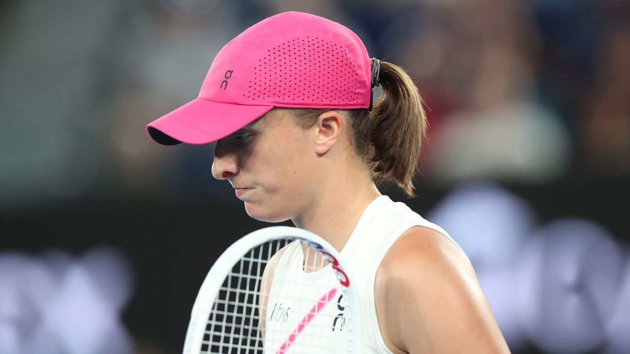 Swiatek overcomes scare vs. Collins in Melbourne