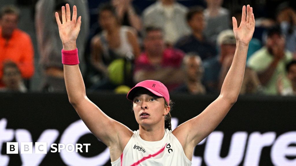 'I was in the airport' – Swiatek fights back to win
