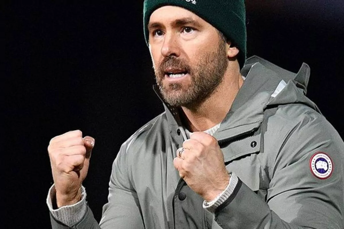 Ryan Reynolds' Wrexham signs Eli Manning to give Tom Brady's Birmingham a scare ahead of Monday's game