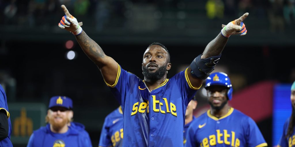 Mariners ride City Connect mojo to walk-off win Mariners ride City Connect mojo to walk-off win