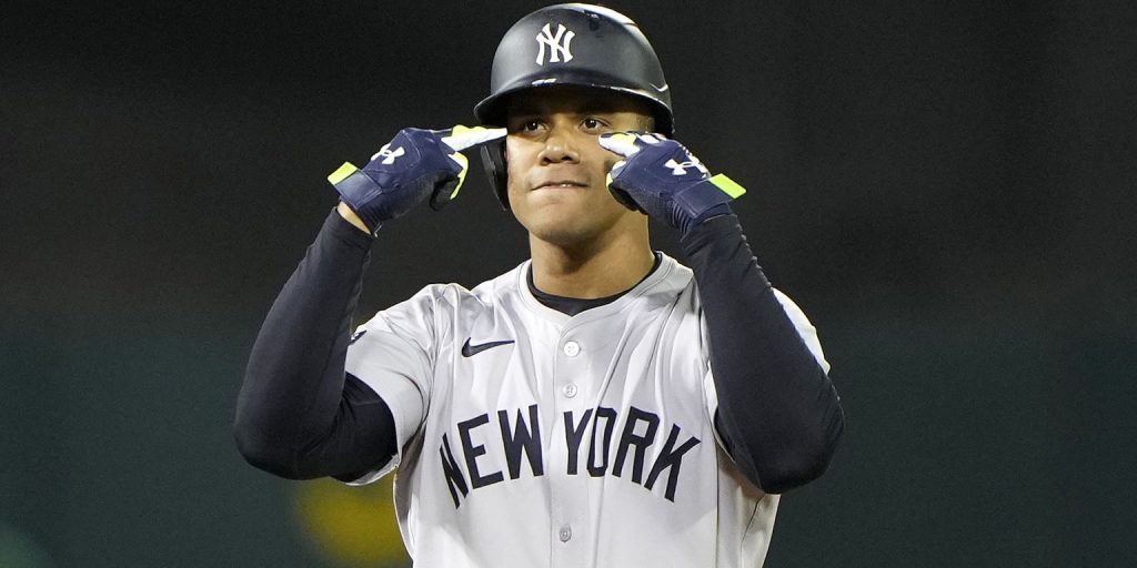 Soto shakes off sore knee, plays hero: 'He loves the moment'