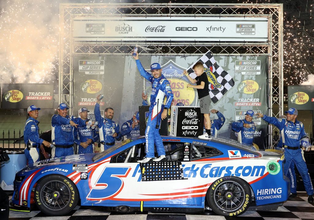 Kyle Larson Dominates the NASCAR Cup Series Elimination Race with a Victory at Bristol Kyle Larson Dominates the NASCAR Cup Series Elimination Race with a Victory at Bristol