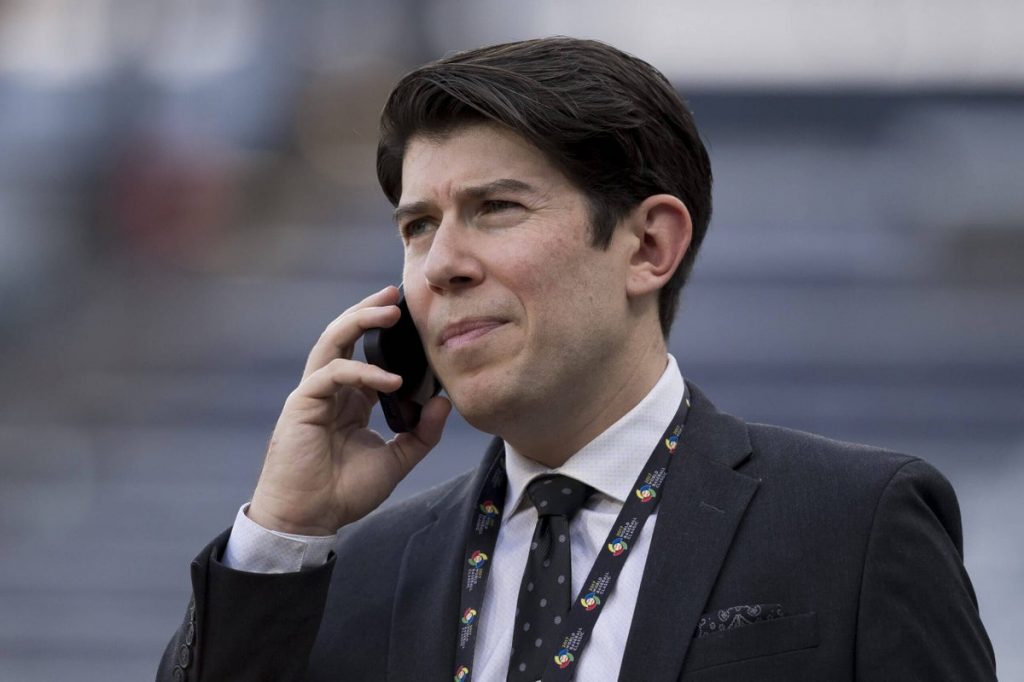 Jeff Passan, ESPN's MLB insider, is a candidate to replace Adrian Wojnarowski: Sources