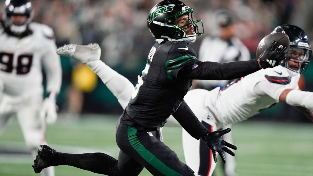 Garrett Wilson gets Jets on the board with one-handed catch-and-run TD Garrett Wilson gets Jets on the board with one-handed catch-and-run TD