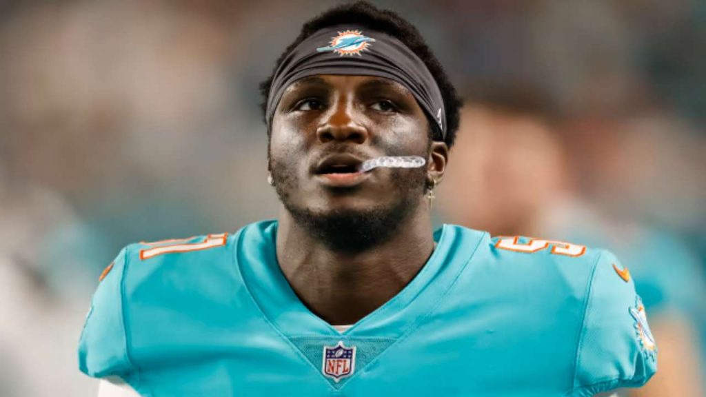 Former NFL star reportedly signs with WWE Former NFL star reportedly signs with WWE