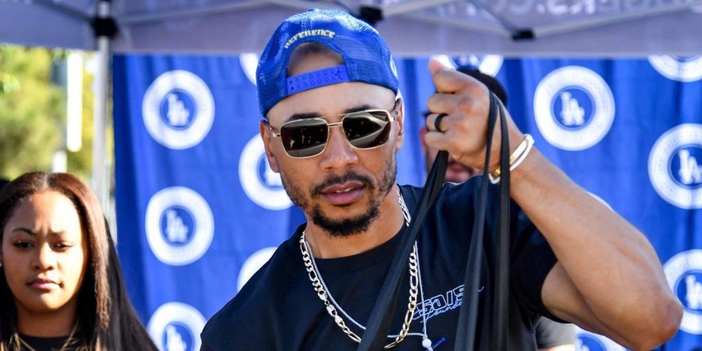 Betts shows LA love with Thanksgiving charity event Betts shows LA love with Thanksgiving charity event