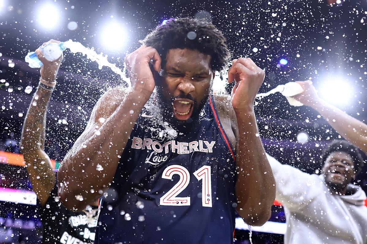 Yahoo Sports AM: A historic night for hoops