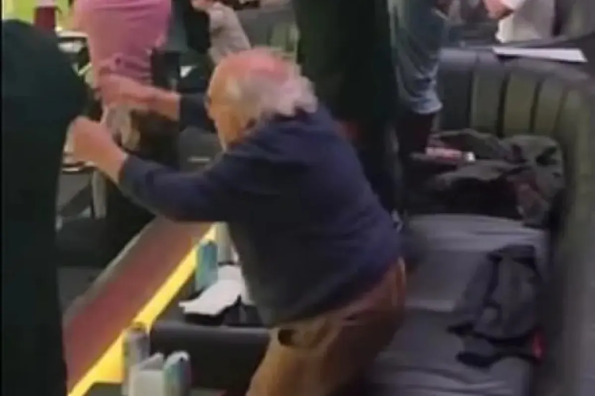 Danny DeVito celebrates Wrexham's goal in 3D bar: looks like he's in the stadium Danny DeVito celebrates Wrexham's goal in 3D bar: looks like he's in the stadium