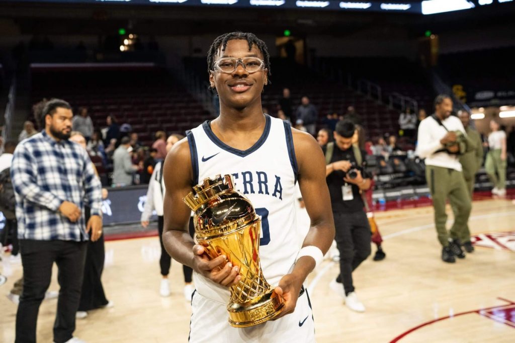 Bryce James, younger son of LeBron, commits to Arizona