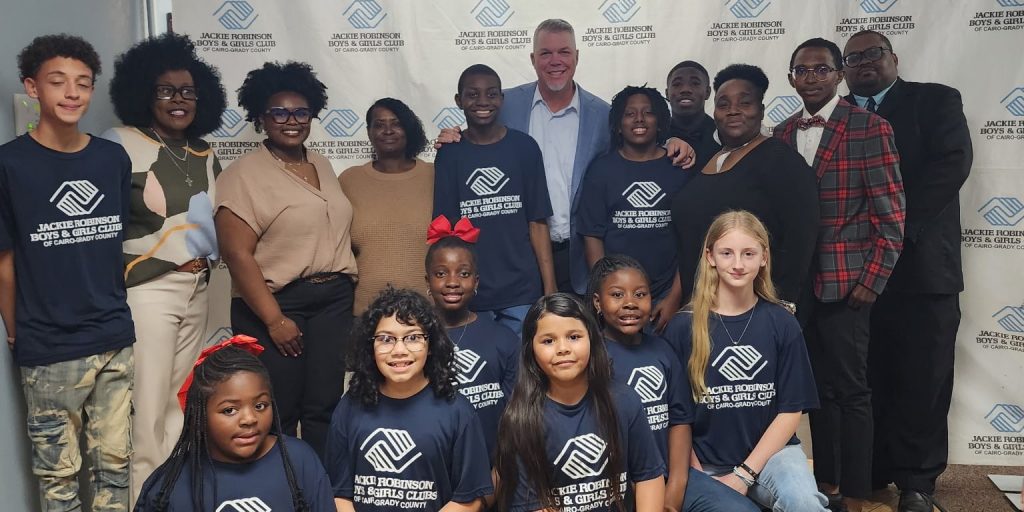 In Jackie Robinson's GA hometown, Chipper honors 'trailblazer of epic proportion'