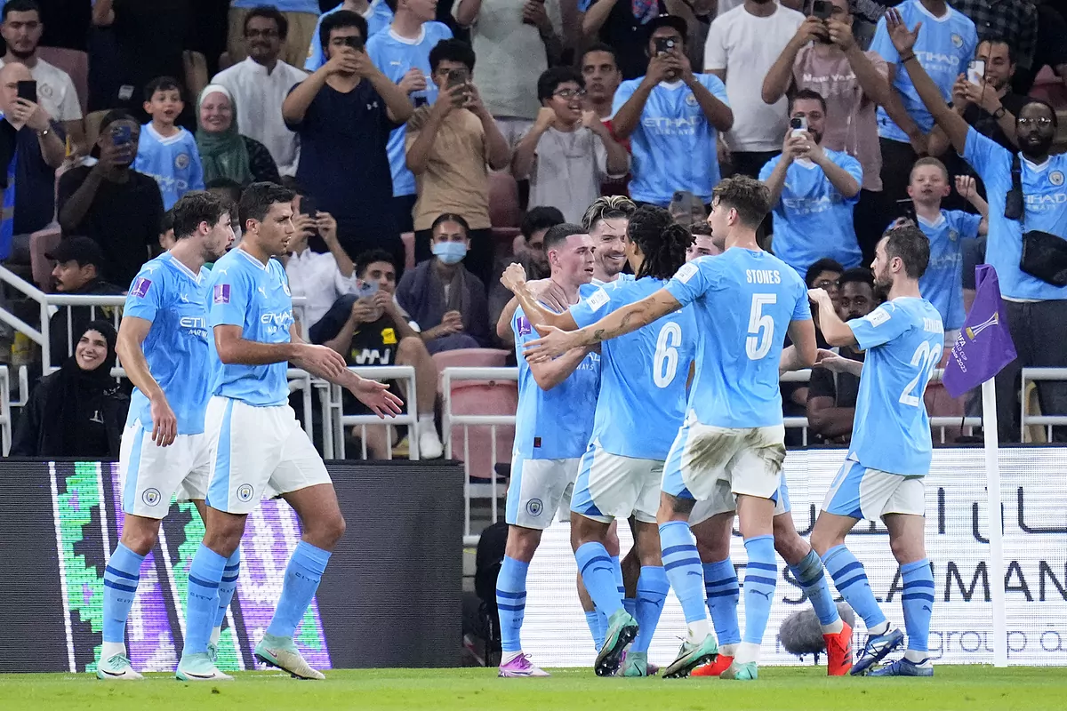 Julian Alvarez stars as Manchester City sweep past Fluminense and claim Club World Cup